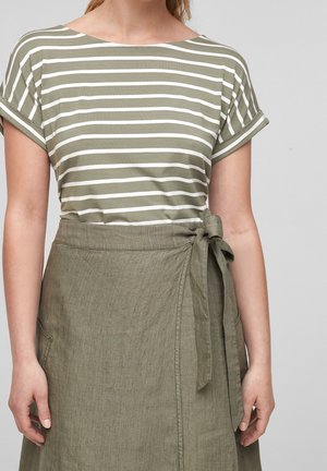 Olivengrønstribet kortærmet top med bådhals, kombineret med en matchende grøn nederdel med bindebånd i taljen og sidelommer.