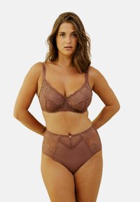 Ensemble de lingerie en dentelle marron comprenant un soutien-gorge avec des bonnets et des bretelles réglables, associé à un short taille haute avec des accents en dentelle et un bouton central.
