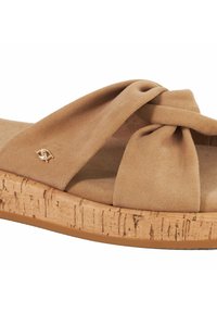 Tan suède slide sandaal met knoopdesign en kurken platform. Bevat een klein gouden logoaccent aan de zijkant. Getextureerde zool.
