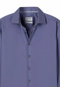 Lila Hemd mit klassischem Kragen, schwarzen Knöpfen und einer dezenten Struktur. Besondere Merkmale sind kontrastierende Streifen innen am Kragen. Figurbetonte Passform.