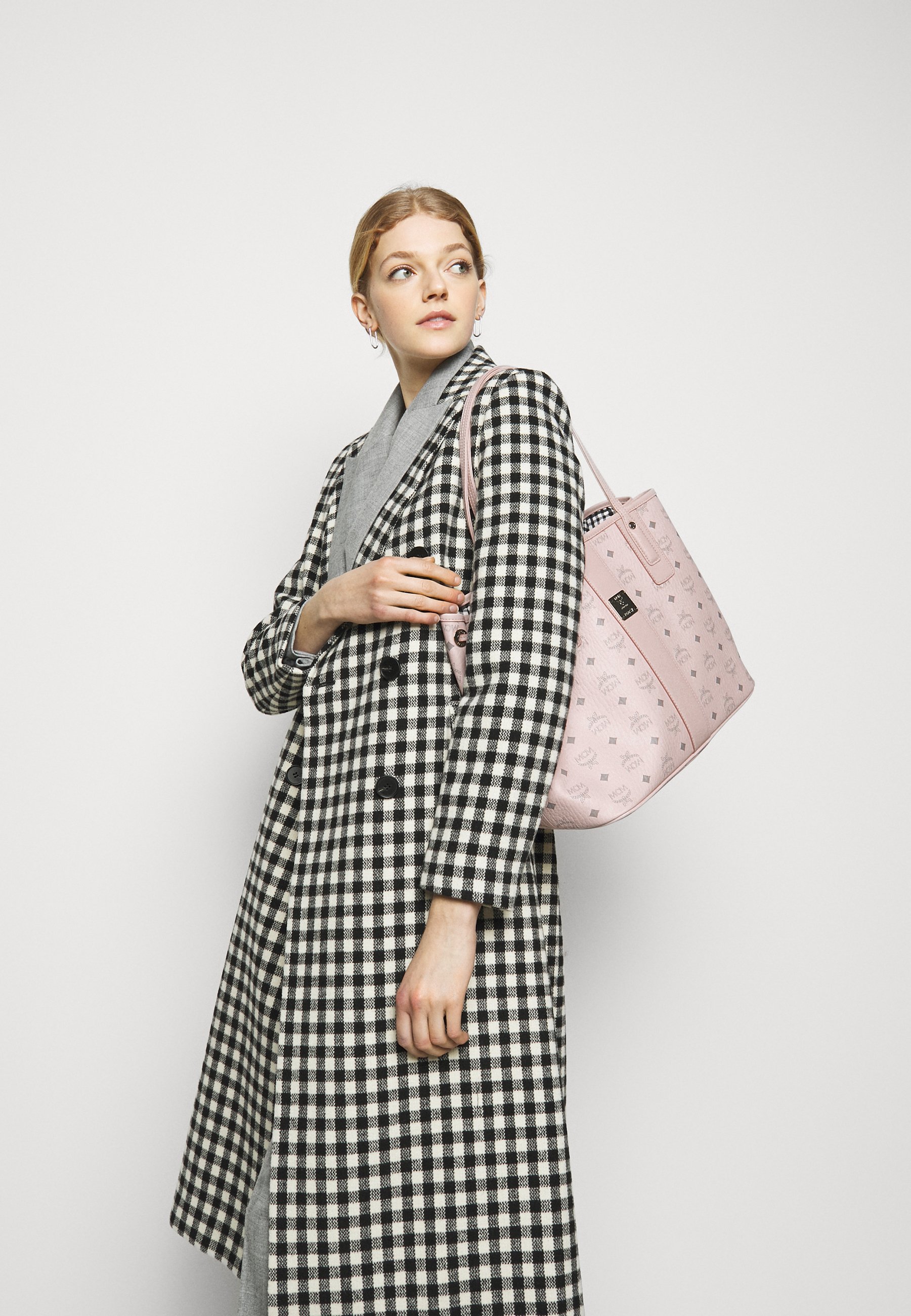 reversible liz shopper in visetos pink