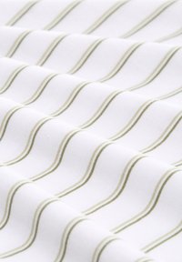 Tela de algodón con base blanca y rayas onduladas alternas en verde claro. La textura parece suave y algo flexible.