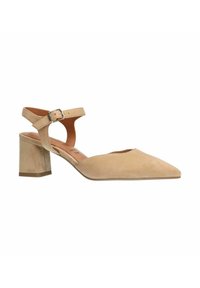 Beige suède blockhak schoen met spitse neus, open zijkanten en enkelband met een gespaccent. Glad textuur, casual ontwerp.