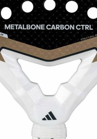 Paleta de pádel con una superficie negra texturizada, acentos dorados y mango blanco. Presenta patrones hexagonales y orificios de ventilación en la parte superior.