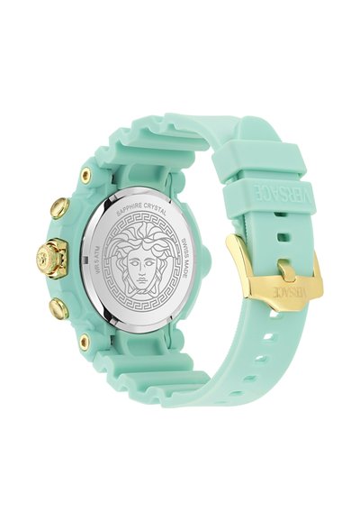 Orologio in silicone turchese con accenti dorati, dotato di un fondello in acciaio inox con design Medusa e cristallo zaffiro. Resistenti all'acqua fino a 5 ATM.