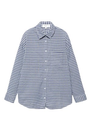 Chemise à manches longues bleu et blanc à carreaux, boutonnée avec col et poche poitrine, étalée à plat sur un fond blanc.