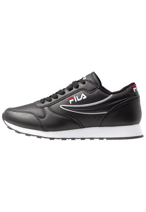 Svart lädersneaker med en slät finish, utrustad med svarta snören, en vit mellansula och subtila röda och grå accenter på sidan.