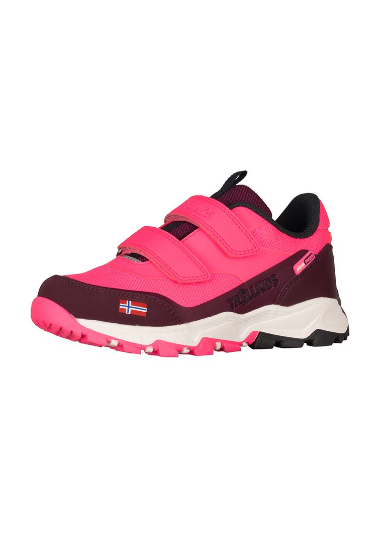Helle rosa und dunkel-bordeauxfarbene Kindersneaker mit Velcro-Riemen, dicker weißer Sohle und norwegischer Flagge an der Seite.