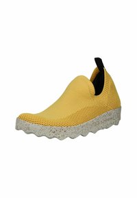 Yellow slip-on shoe made of knit material, featuring a textured upper, black interior, and a white, speckled, wavy sole.