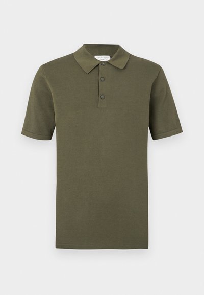 Tricou polo de culoare verde măsliniu, cu mâneci scurte, cu placket cu trei nasturi și guler clasic, afișat pe un fundal alb simplu.