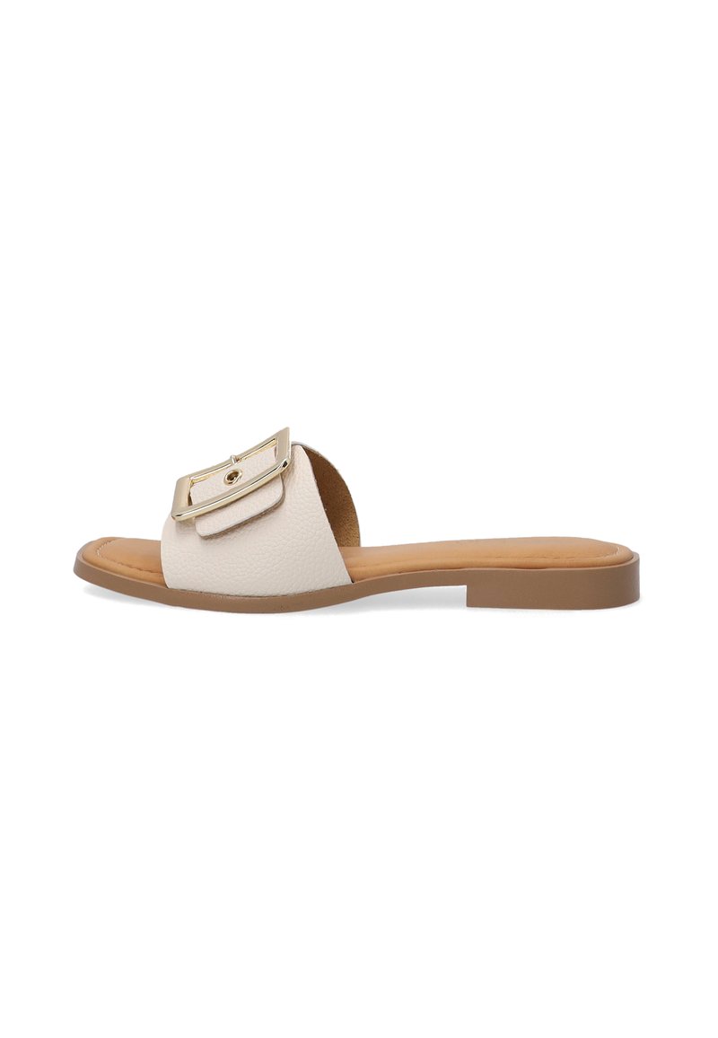 Flad snehælsandal, hvid tekstureret læderoverdel, bred rem med guldfarvet metal, brun fodseng og fleksibel sål.