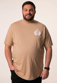 Béžové tričko s krátkým rukávem, na hrudi s bílým designem kaktusu, vyrobené z jemné tkaniny s uvolněným střihem.