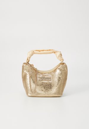 Sac à main en sequins dorés avec une forme courbée, une poignée en satin et un accent en chaîne. Dispose d'une fermeture éclair et d'un logo embossé à l'avant.