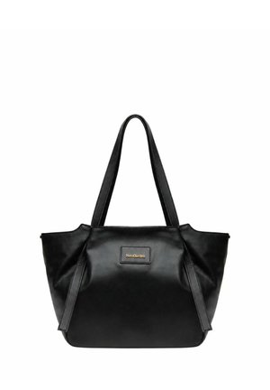 Schwarze Ledertasche mit zwei langen Griffen und einem kleinen rechteckigen Logo-Patch in der vorderen Mitte.