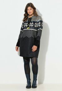 Sort kjole med snefnug- og hjerteprint, hætte og snøre; har lange ærmer og lige snit. Serveres med blå støvler.