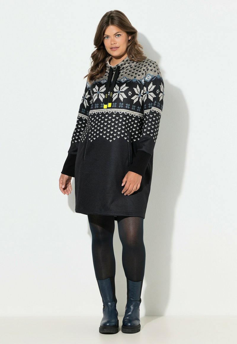 Sort kjole med snefnug- og hjerteprint, hætte og snøre; har lange ærmer og lige snit. Serveres med blå støvler.