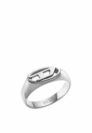 Silberring mit einer glatten, polierten Oberfläche. Mit einem ovalen Design, hervorgehobenem Logo-Detail auf der Oberseite und einem leicht verjüngten Ringband.