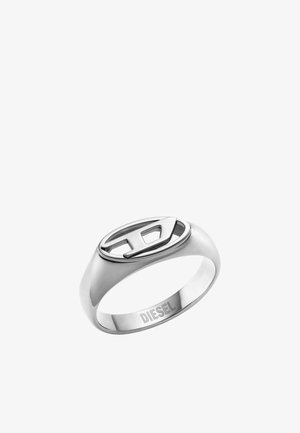 Anello d'argento con una finitura liscia e lucida. Caratterizzato da un design ovale, dettaglio del logo prominente sulla parte superiore e una fascia leggermente rastremata.