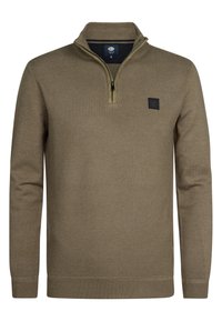 Pulover tricotat maro, cu guler cu fermoar, model texturat, manșete și tiv ribbate. Prezintă un patch cu logo negru pe piept.