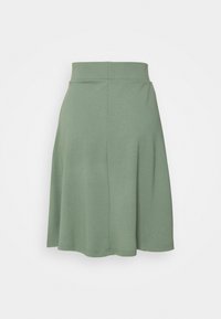 Falda línea A de color verde claro fabricada con tela suave y elástica. Presenta una cintura ancha y un dobladillo que se abre suavemente. Textura lisa.