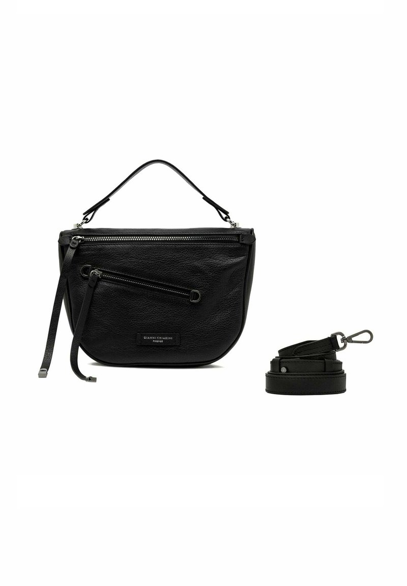 Borsa a mano in pelle nera con forma curva, manico superiore e tracolla rimovibile. Presenta una tasca con zip e una superficie texturizzata.