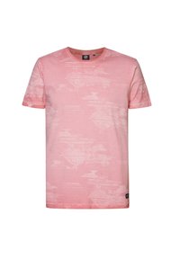 Camiseta de manga corta de color rosa claro con un sutil patrón abstracto. Diseño de cuello redondo con una etiqueta de logo en la parte inferior izquierda. Textura de tela suave.