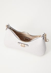 Witte leren handtas met reliëf logo patroon, gouden hardware, een ritsluiting aan de bovenkant en een kettingband. Het interieur heeft een beige voering.