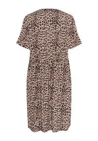 Rochie cu imprimeu de leopard, mâneci scurte, croială lejeră, talie elastică, lungime până la genunchi, fond bej cu pete maro și negre, textură de țesătură moale.