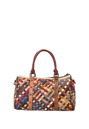 Farverig vævet lædertaske med brune læderhåndtag og lodret kant, med metalnitte detaljer og lynlåslukning i toppen.