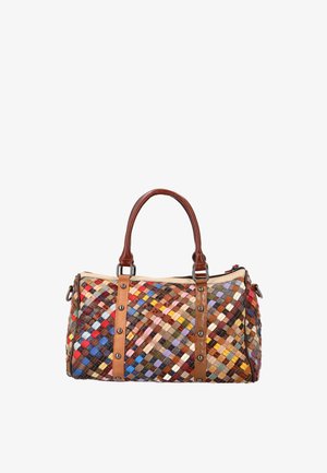 Barevná tkaná kožená kabelka s hnědými koženými uchy a vertikálním lemováním, zdobená kovovými nýty a zapínáním na zip nahoře.