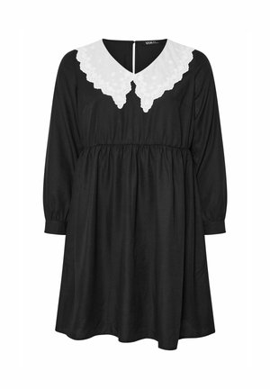 Schwarzes langärmeliges Kleid mit geraffter Taille und weißem, gewellten Spitzenkragen mit floralen Stickereien.