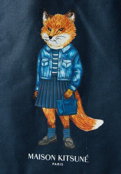 Κινούμενος αλεπούς σε τζιν μπουφάν, ριγέ μπλούζα, πλισέ φούστα, μπλε τσάντα και μαύρο παντοφλέ, σε σκοτεινό φόντο με κείμενο από κάτω.