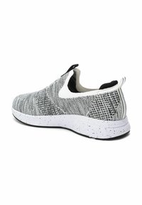 Zapatillas deportivas tipo slip-on con parte superior de punto gris con un patrón texturizado, suela blanca con manchas y un cuello elástico negro.