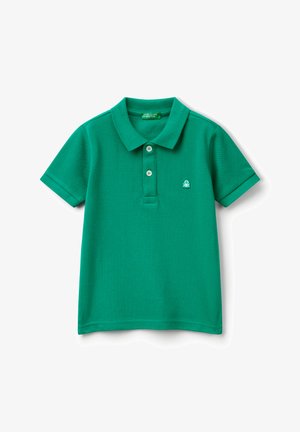 Groen poloshirt met korte mouwen, twee witte knopen en een klein wit geborduurd logo op de linkerkant van de borst.