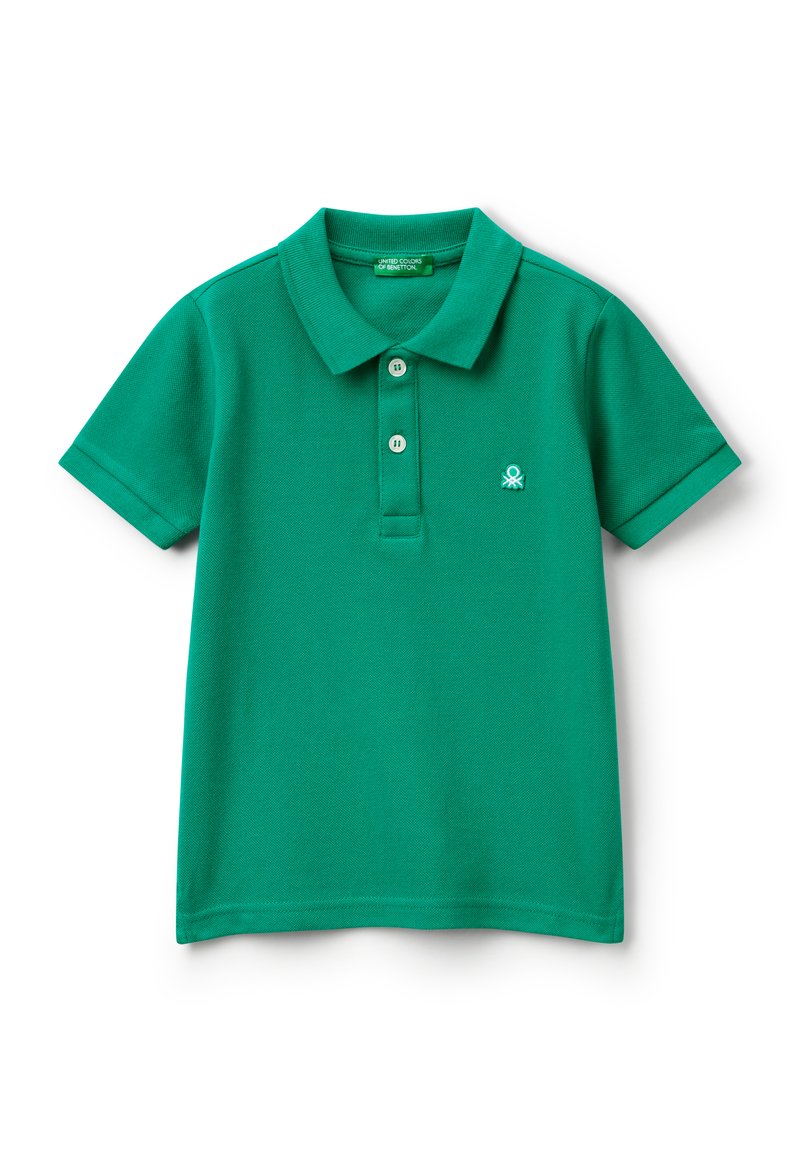 Polo shirt verde a maniche corte con due bottoni bianchi e un piccolo logo ricamato bianco sul lato sinistro del petto.