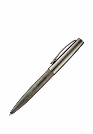 Sidabrinės spalvos metalinis rutulinių rašiklių pieštukas su vertikaliomis griovelėmis ir spaustuku ant dangtelio, izoliuotas ant balto fono.