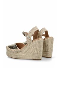Sandalias cuña con un upper metálico dorado, tiras de tela beige texturizada y una suela de yute trenzado con una altura de tacón de 10 cm.