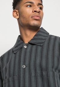 Weekday BRYANT STRIPED - Casaco de ganga - dark grey