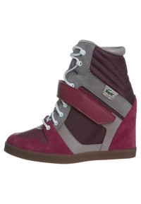 Wysokie sneakersy na koturnie w burgundzie i szarej zamszowej skórze, z siateczkowymi akcentami, rzepem oraz jasnoniebieskimi sznurówkami. Miękka, teksturowana wykończenie.