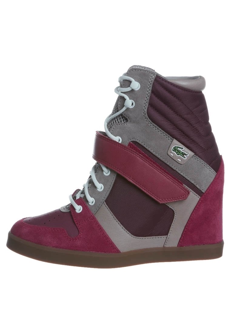 Wysokie sneakersy na koturnie w burgundzie i szarej zamszowej skórze, z siateczkowymi akcentami, rzepem oraz jasnoniebieskimi sznurówkami. Miękka, teksturowana wykończenie.