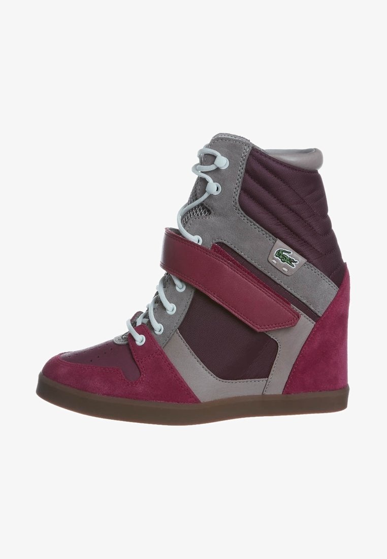 Wysokie sneakersy na koturnie w burgundzie i szarej zamszowej skórze, z siateczkowymi akcentami, rzepem oraz jasnoniebieskimi sznurówkami. Miękka, teksturowana wykończenie.
