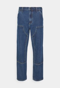 Pantalones de mezclilla en azul medio, con un corte relajado, bolsillos parchados y costuras de contraste. Cintura estándar y diseño de pierna recta.