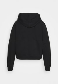 Sudadera negra corta hecha de tela suave, con capucha de doble capa y puños acanalados, con un diseño liso y sencillo en la parte posterior.