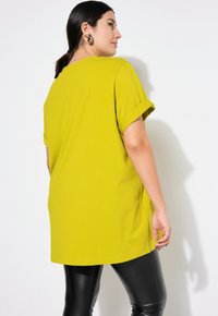 Studio Untold LONGLINE - Jednoduché tričko - yellow green
