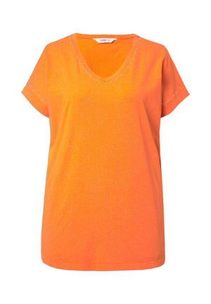 Camiseta naranja de manga corta con escote en V y tachuelas plateadas decorativas alrededor del cuello. Confeccionada en una tela suave y ligera.