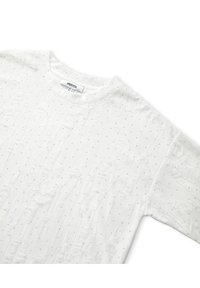Witte T-shirt met een gestructureerd oppervlak met verhoogde patronen en verspreide kleine zilveren studs. Ronde halslijn, korte mouwen, zachte stof.