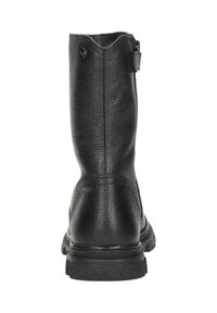 Zwarte leren enkellaars met een gestructureerd oppervlak, ronde neus en een lichte hak. Inclusief een banddetail en metalen hardware.