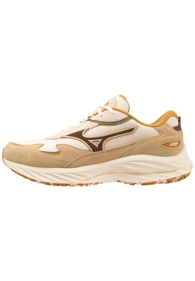 Beige Sportschuh mit einer Kombination aus Mesh und Wildleder, ausgestattet mit braunen Akzenten, gewelltem Design und einer strukturierten Gummisohle mit orangenen Details.