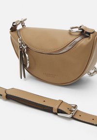Borse a mezzaluna in pelle tan con zip in argento, tracolla rimovibile e clip per accessori. Texture liscia con logo impresso sul fronte.