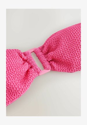 Rozā ruffled auduma matu josla ar gludu, vienkrāsainu rozā plastmasas savienotāju. Iezīmējas ar teksturētu, sakņotu dizainu un mīkstu apdari.